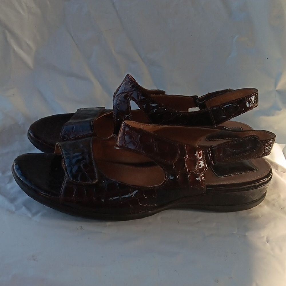 Clarks Artisan Brown Sandals Comfortable Flip-Flops Size 11XW
